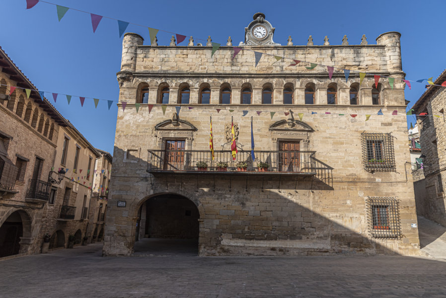 Teruel - La Fresneda 05 - plaza Mayor y Ayuntamiento.jpg